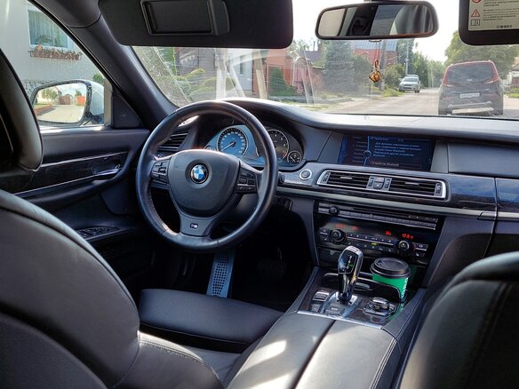 2011 BMW 7 серии 750i V (F01/F02/F04), белый, 5000000 рублей - вид 8