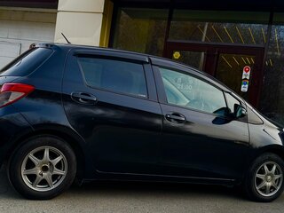 2012 Toyota Vitz III (XP130), чёрный, 700000 рублей, вид 3
