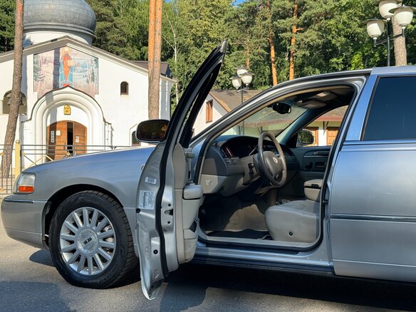 2004 Lincoln Town Car III Рестайлинг, серебристый, 2800000 рублей - вид 3