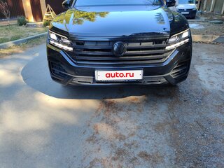2018 Volkswagen Touareg III, чёрный, 6000000 рублей, вид 2
