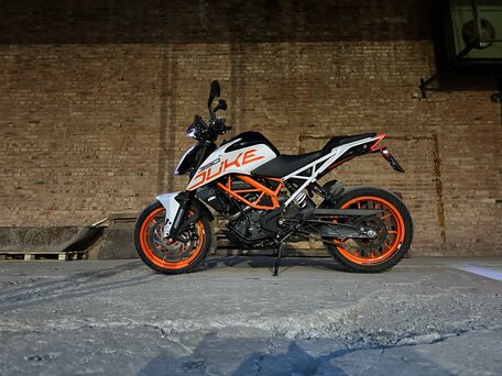 2018 KTM 390 Duke, белый, 415000 рублей, вид 2