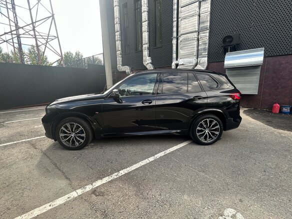2022 BMW X5 30d IV (G05/G18), чёрный, 8990000 рублей - вид 2