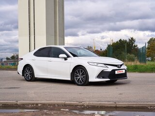 2021 Toyota Camry VIII (XV70) Рестайлинг, белый, 3050000 рублей, вид 2