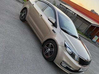 2015 Kia Rio III Рестайлинг, бежевый, 890000 рублей, вид 2
