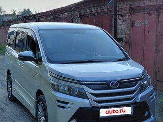 2014 Toyota Voxy III (R80), серебристый, 1680000 рублей, вид 3