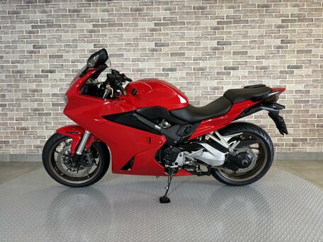 2018 Honda VFR 800, красный, 840000 рублей, вид 3