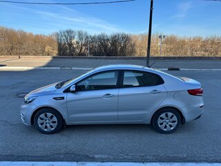 2016 Kia Rio III Рестайлинг, серебристый, 1085000 рублей, вид 4
