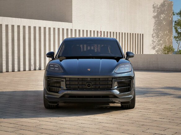 2026 Porsche Cayenne GTS III Рестайлинг, чёрный, 26756180 рублей - вид 3