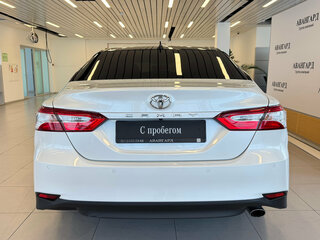 2021 Toyota Camry VIII (XV70) Рестайлинг, белый, 2788000 рублей, вид 4