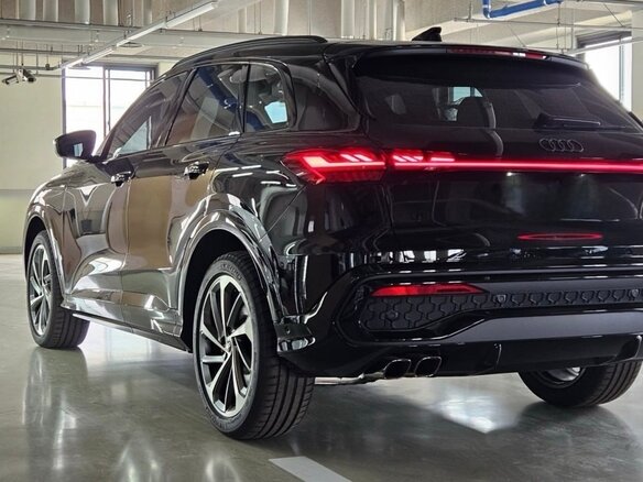 2025 Audi Q5 40 TDI III (GU), чёрный, 6900000 рублей - вид 4