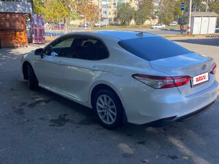 2021 Toyota Camry VIII (XV70) Рестайлинг, белый, 3000000 рублей, вид 3