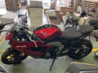 2025 Triumph Daytona 660, красный, 860000 рублей, вид 3