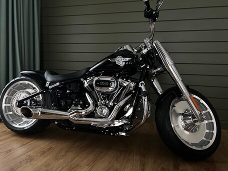 2020 Harley-Davidson Fat Boy, чёрный, 3000000 рублей, вид 1