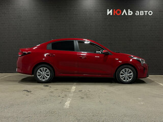 2020 Kia Rio IV Рестайлинг, красный, 1450000 рублей, вид 4