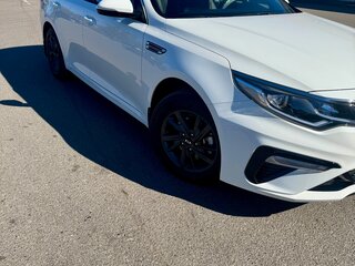 2019 Kia Optima IV Рестайлинг, белый, 2850000 рублей, вид 3