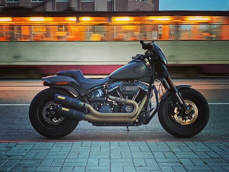 2018 Harley-Davidson Fat Bob, серый, 1300000 рублей, вид 1