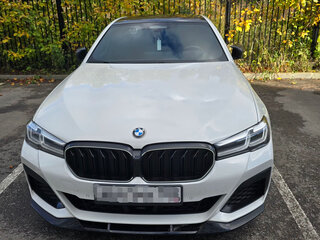 2021 BMW 5 серии 530i xDrive VII (G30/G31/G38) Рестайлинг, белый, 5350000 рублей, вид 3