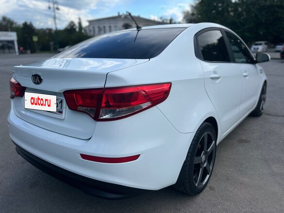 2016 Kia Rio III Рестайлинг, белый, 1000000 рублей - вид 4