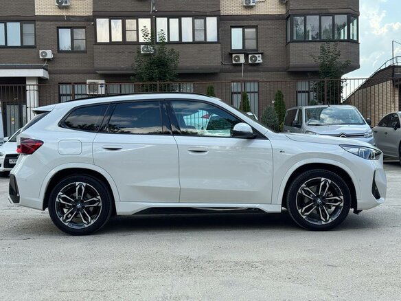 2025 BMW X1 20i xDrive III (U11/U12), белый, 5760000 рублей - вид 3