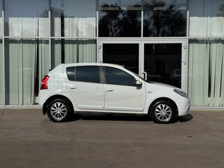 2013 Renault Sandero I, белый, 550000 рублей, вид 4