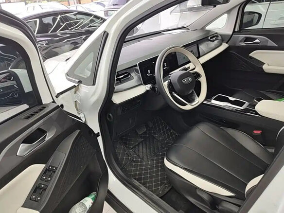 2025 Geely Geometry E 33.5 kWh, белый, 1295500 рублей - вид 3