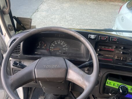 2002 Toyota Coaster, серый, 1950000 рублей, вид 4