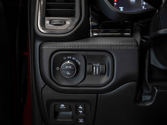 2026 Ram 1500 Crew Cab V Рестайлинг, красный - вид 30