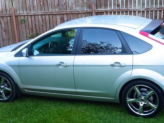 2010 Ford Focus II Рестайлинг, серебристый, 1650000 рублей, вид 3