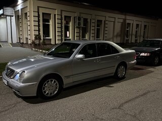 2000 Mercedes-Benz E-Класс 220 II (W210, S210) Рестайлинг, серебристый, 512504 рублей, вид 3