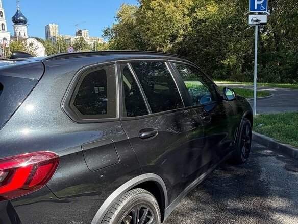 2020 BMW X5 25d IV (G05/G18), чёрный, 4800000 рублей - вид 3