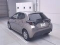 2022 Toyota Yaris IV, серебристый, 765000 рублей - вид 10