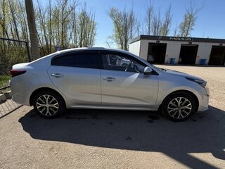 2021 Kia Rio IV Рестайлинг, серебристый, 1760000 рублей, вид 2