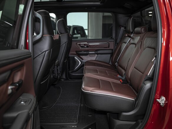 2026 Ram 1500 Crew Cab V Рестайлинг, красный - вид 16