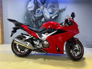 2015 Honda VFR 800, красный, 745000 рублей, вид 2