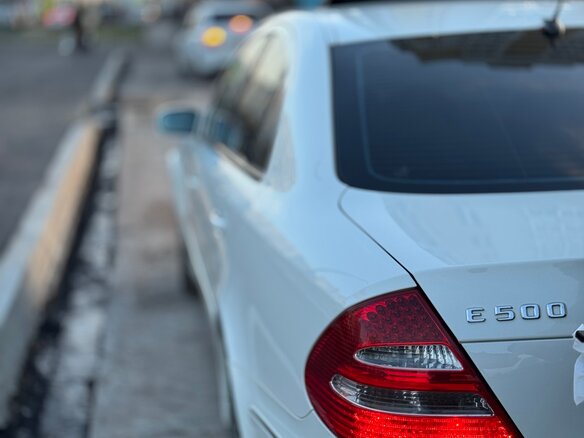 2003 Mercedes-Benz E-Класс 500 III (W211, S211), белый - вид 3