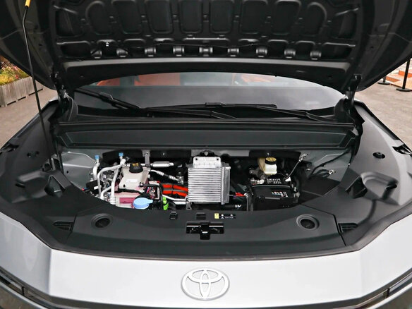 2026 Toyota bZ3X 58.3 kWh, серый, 2710000 рублей - вид 3