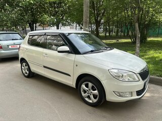 2012 Skoda Fabia II Рестайлинг, белый, 600000 рублей, вид 1