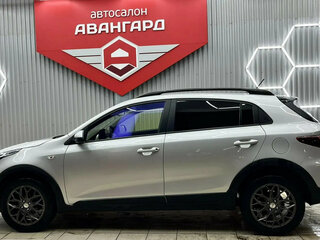 2021 Kia Rio X IV Рестайлинг, серебристый, 1750000 рублей, вид 4