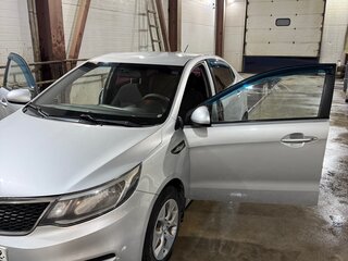 2015 Kia Rio III Рестайлинг, серебристый, 540000 рублей, вид 1