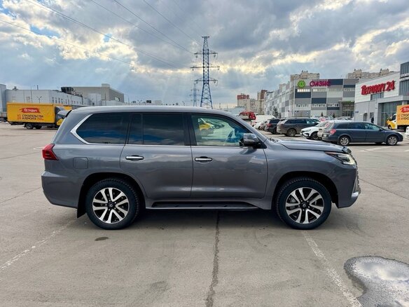 2017 Lexus LX 570 III Рестайлинг 2, серый, 5380000 рублей - вид 2
