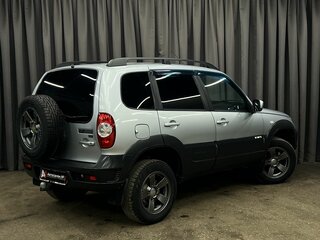 2018 Chevrolet Niva I Рестайлинг, серебристый, 759888 рублей, вид 4