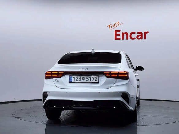 2022 Kia K3 II Рестайлинг, белый, 2000000 рублей - вид 3