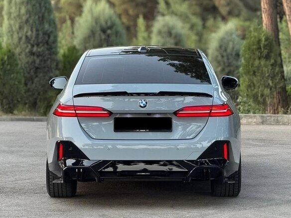 2024 BMW 5 серии 520i VIII (G60/G61/G68), серый - вид 4