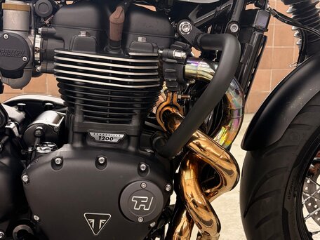 2021 Triumph Bonneville Bobber, серый, 1450000 рублей, вид 4