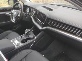 2020 Volkswagen Touareg III, чёрный, 8000000 рублей, вид 4