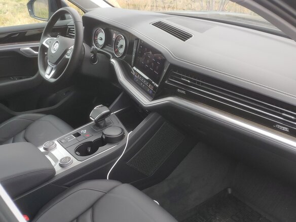 2020 Volkswagen Touareg III, чёрный, 8000000 рублей - вид 3