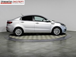 2015 Kia Rio III Рестайлинг, серебристый, 928000 рублей, вид 4