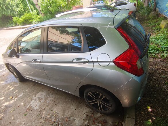 2017 Honda Fit III Рестайлинг, серебристый, 950000 рублей - вид 3