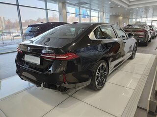 2025 BMW 5 серии Long 530Li xDrive VIII (G60/G61/G68), чёрный, 8200000 рублей, вид 4