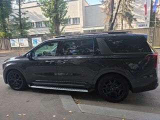 2024 Kia Carnival IV Рестайлинг, чёрный, 5900000 рублей, вид 4